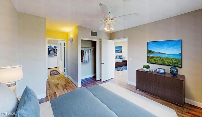 Foto del edificio - 8070 W Russell Rd