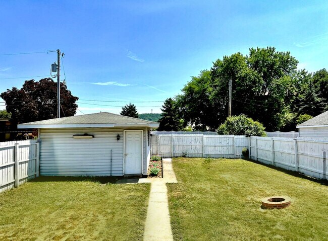 Patio interior - 1710 Onalaska Ave