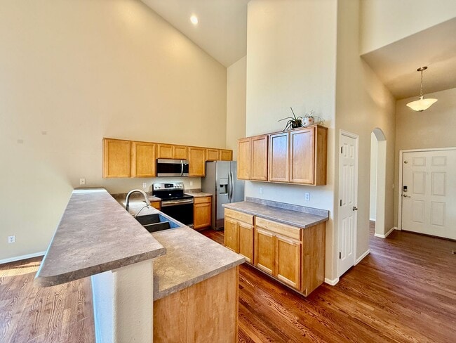 Foto del edificio - Spacious 4-Bedroom Home with Main level Li...