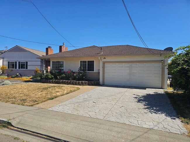 Building Photo - Charming Castro Valley Home: Spacious Livi...