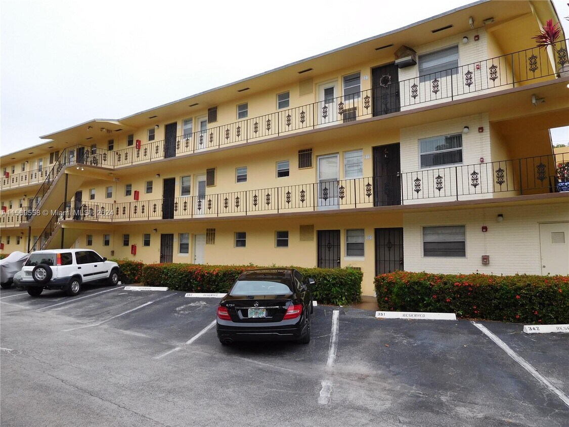 Primary Photo - 20200 NE 27th Ct