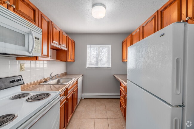 2BR, 1BA - 780SF - Kitchen - Crest Apartments