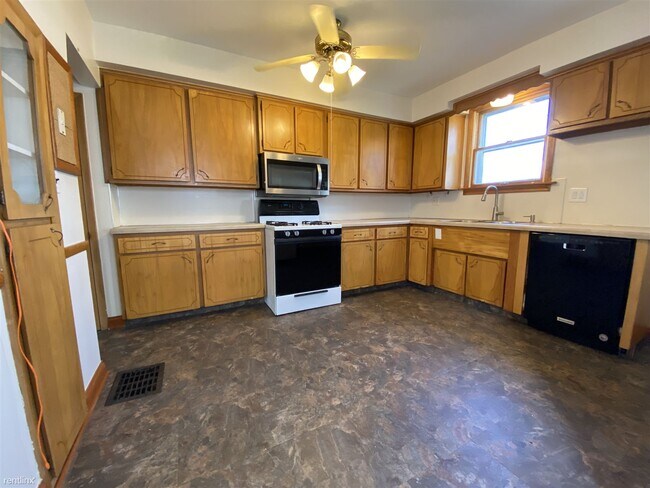 Building Photo - 3 br, 1.5 bath Duplex - 906 Thomas Rd 906 ...