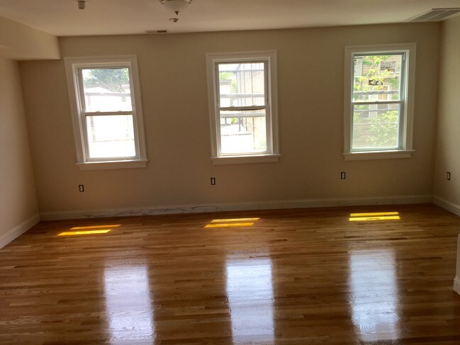 Building Photo - 169 Thorndike St