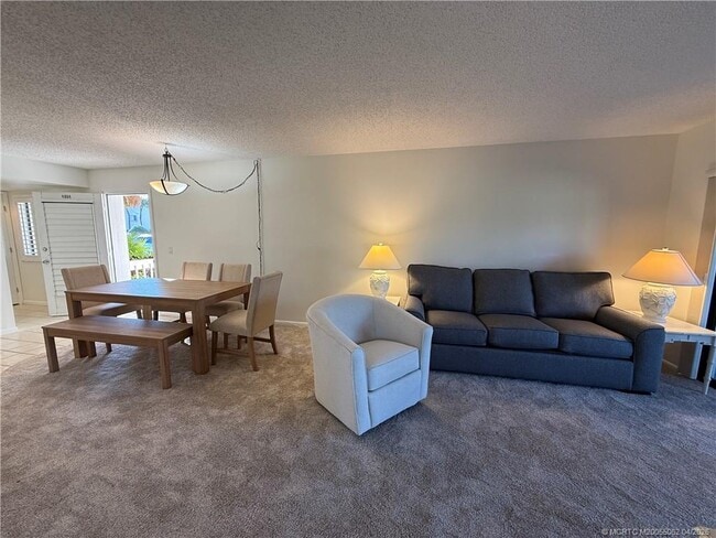 Building Photo - 554 NE Plantation Rd