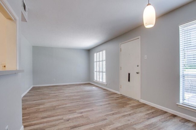 Building Photo - 5018 Les Chateaux Dr