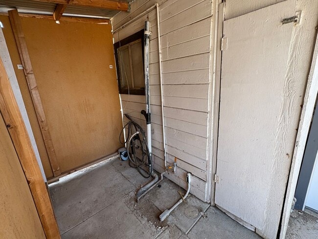 Building Photo - Dinuba country Home Rent Ready !