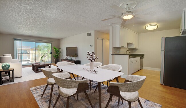 Las viviendas cuentan con suelos de madera en toda la casa. - Villas of Pasadena