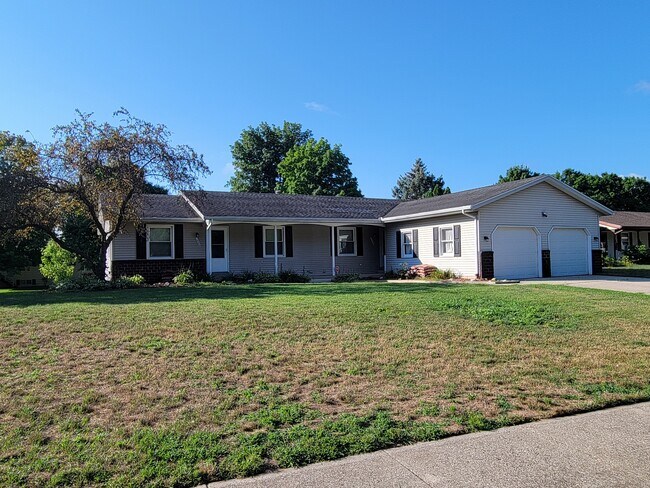5666 Roseworth Ct SE (left unit) - 5666 Roseworth Ct SE