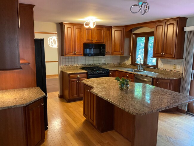 Foto del edificio - 4-Bedroom Home with 2 Full + 2 Half Baths ...