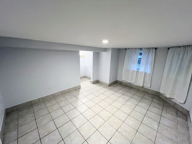 Foto del edificio - 2936 N Dawson Ave