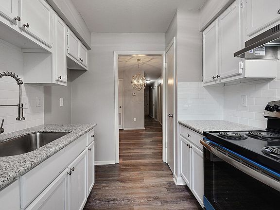 Building Photo - 2746 Toulon Dr
