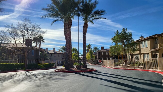 Foto del edificio - Downstairs Condo Near Summerlin