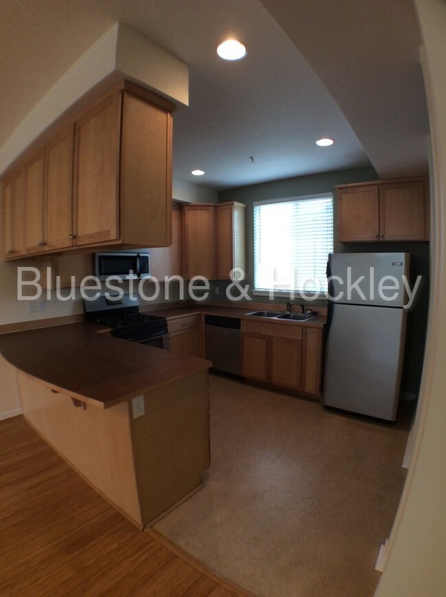 Building Photo - Spacious Townhome - $500 off 1st month rent