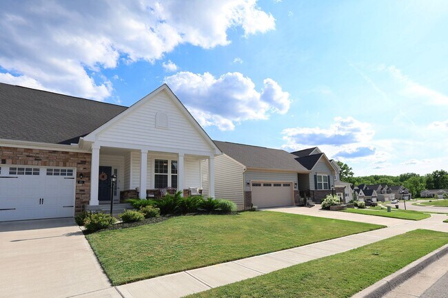 Foto del edificio - 4 Bedroom, 4 Bath Home w/Backyard Heated Pool overlooking Pearl's Fen