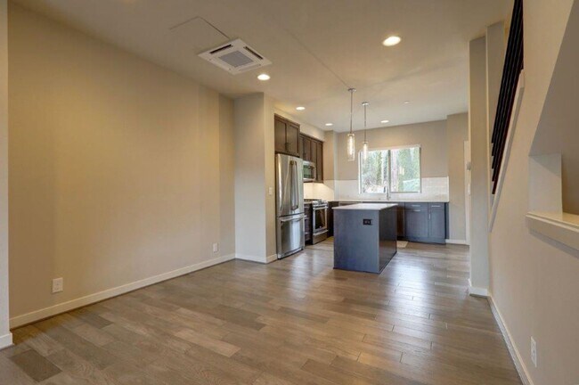 Foto del edificio - Immaculate and Spacious 2 Bedroom/1.75 Issaquah Townhome!