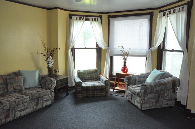 Sala de estar - 707 N Aurora St