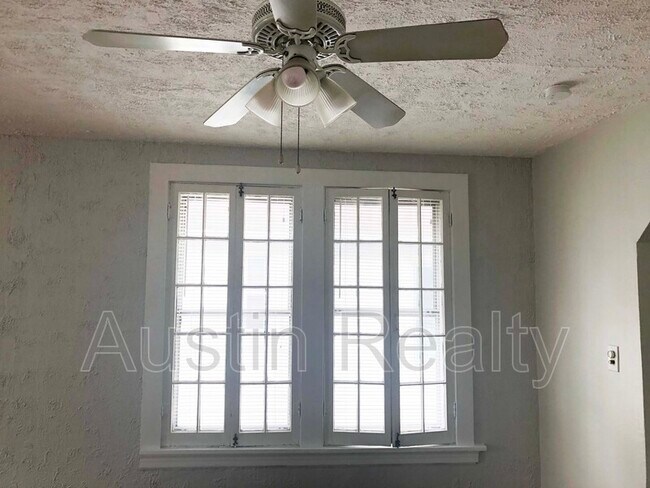 Foto del edificio - 1123 Hilltop Dr
