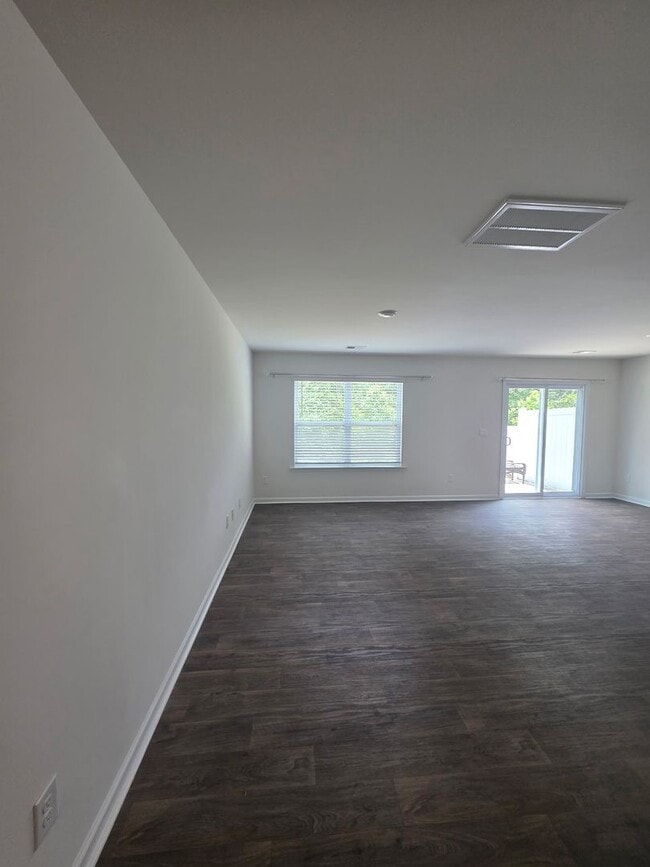 Building Photo - Perfectly Located Townhome