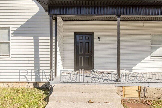 Building Photo - 1002 N Maple St