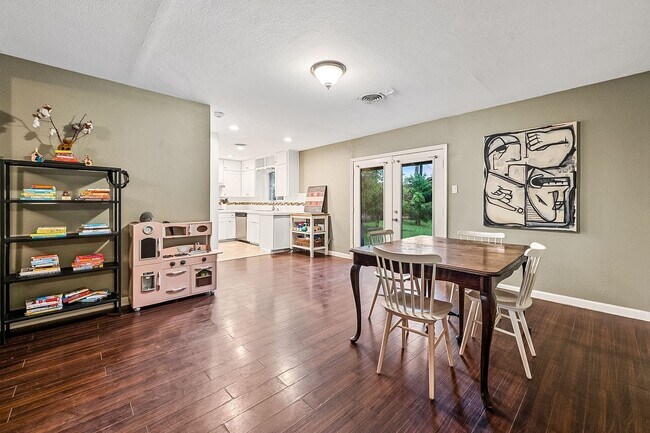 Building Photo - 2102 Vanderbilt Ln