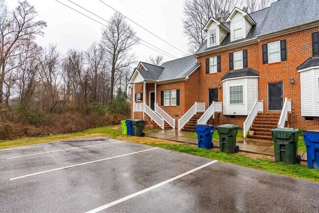 Building Photo - 2 Bedroom + Loft Townhome in Prime Raleigh...
