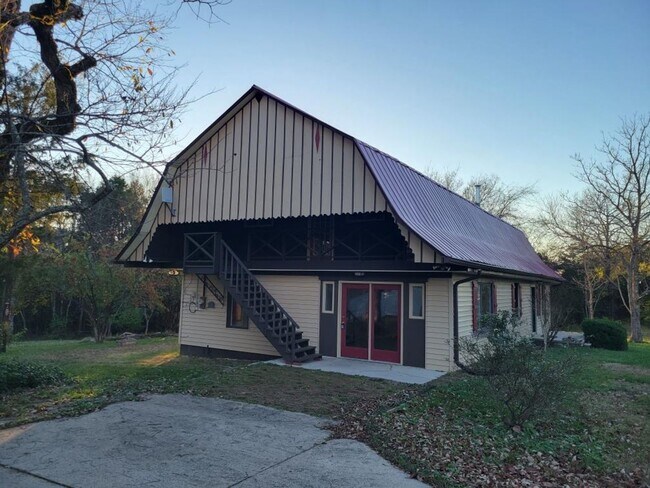 Building Photo - 688 Speck Rd