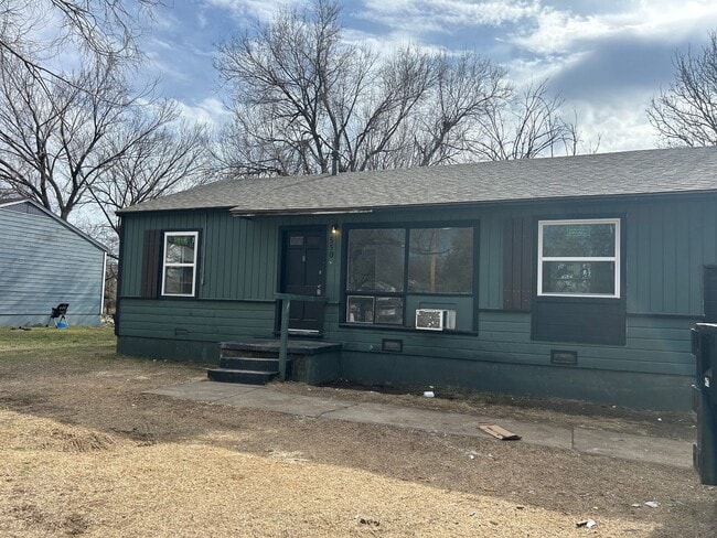 Building Photo - 3 Bedroom!