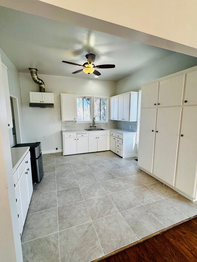 Foto del edificio - Two Bedroom Home with Enclosed Yard for Re...