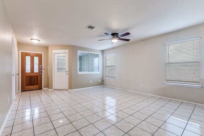 Foto del edificio - BEAUTIFUL 4-BEDROOM HOME NEAR UTSA