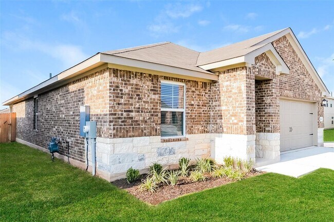Building Photo - 1021 Round Bale Rd