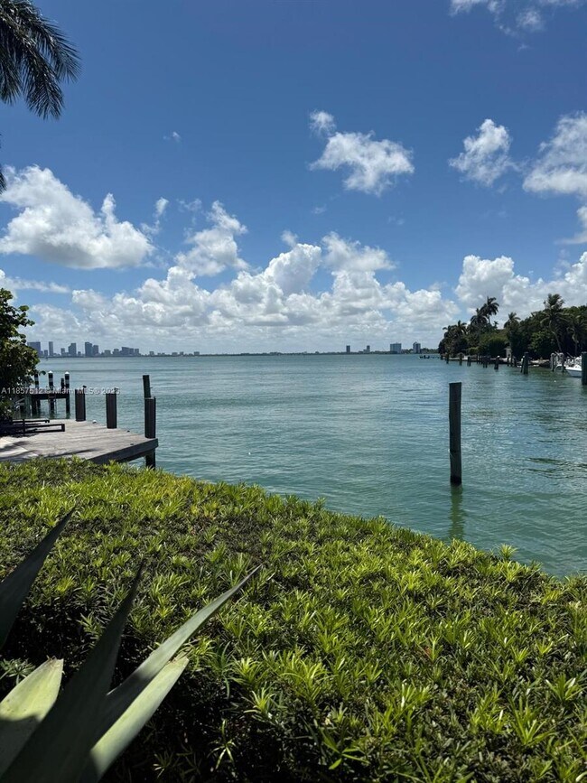 Foto del edificio - 6500 N Bay Rd