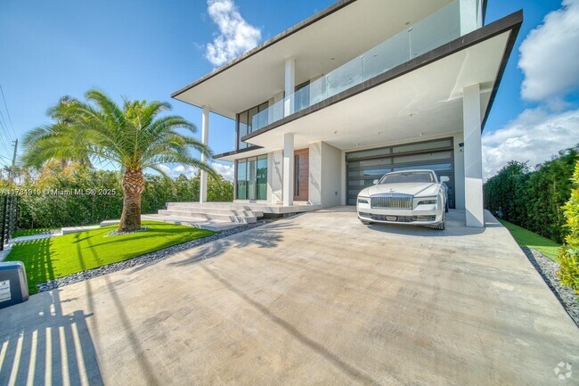 Building Photo - 7520 W Treasure Dr