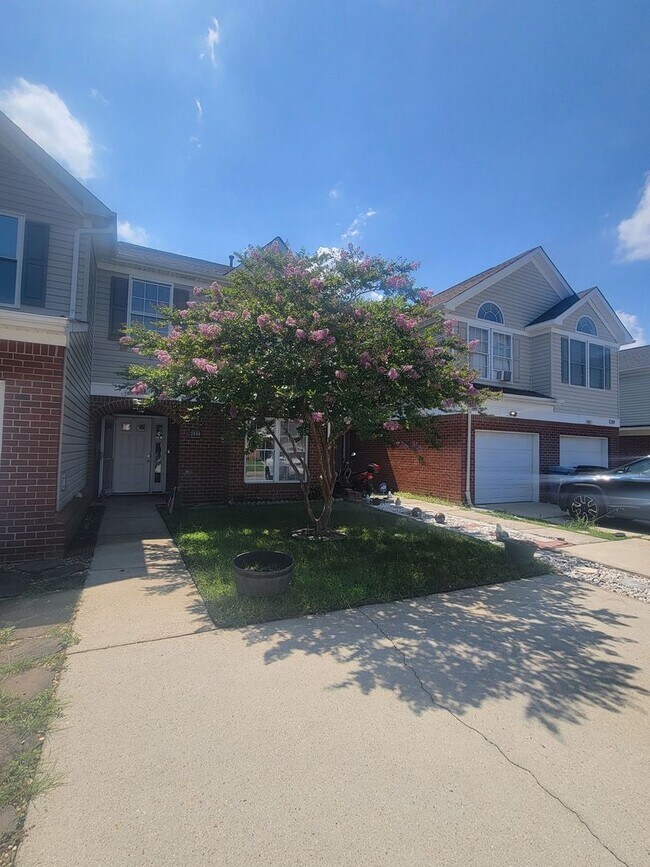 Building Photo - Beautifully Updated Townhouse in Sought-Af...
