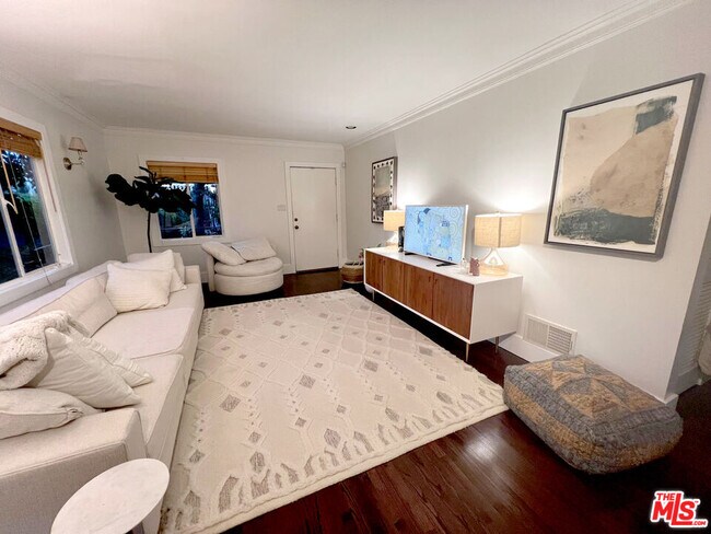 Foto del edificio - 1223 Sunset Plaza Dr