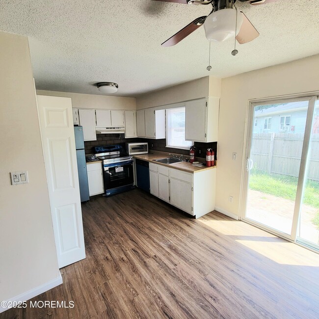 Building Photo - 14 Primrose Ln