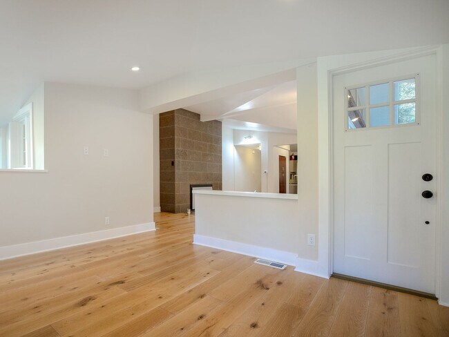 Building Photo - Beautiful 3br/2bth - Available in early January