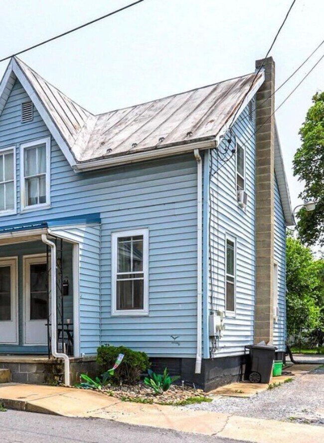 Building Photo - 104-106 E Garfield St