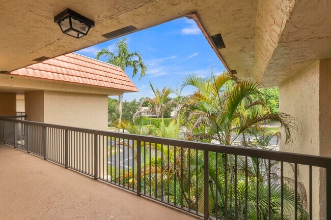 Building Photo - 200 Jacaranda Country Club Dr