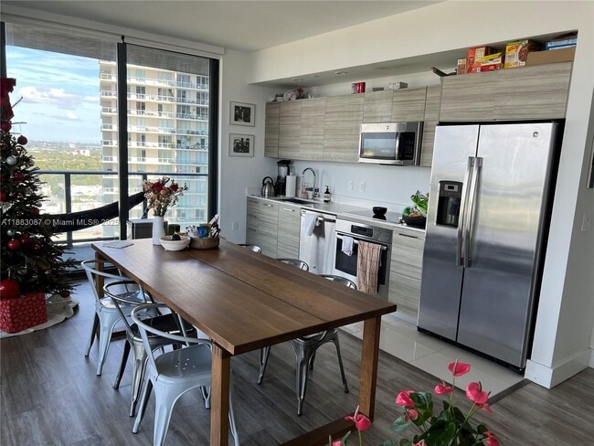 Foto del edificio - 121 NE 34th St