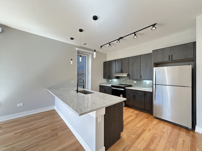 Building Photo - 2100 W 18th Pl