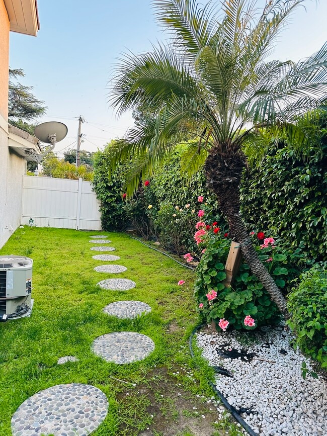 Jardín lateral - 555 W Lemon Ave