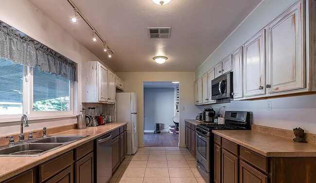 Building Photo - Available Now - Beautiful Ranch-Style Home...