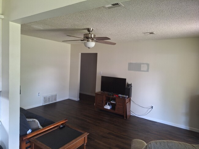 Building Photo - 2410 NW Norman Cir