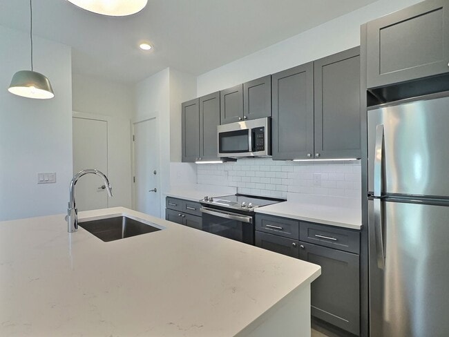 Building Photo - 3 Bed, 2 Bath Flat for Rent in Highly Desirable Hampstead!!!