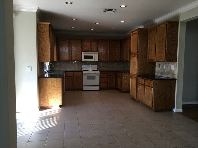 Foto del edificio - Charming home in established neighborhood with 4 bedrooms and 3 baths.