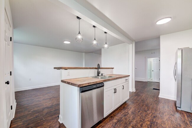 Building Photo - Available July- Completely RENOVATED 3 Bed...