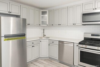 Building Photo - 987 Halsey St