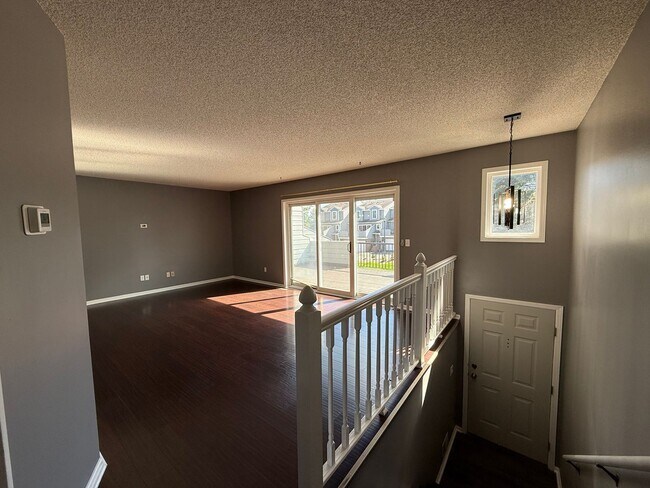 Building Photo - RENT SPECIAL! Updated 2 Bed, 2.5 Bath Appl...