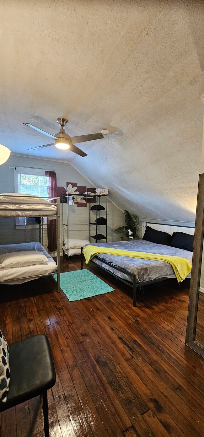 3 Beds in the king bedroom, 1 bed in 2nd bedroom and 2 sofa beds in the living room- Sleeps 6! - 607 Gaskill St SE